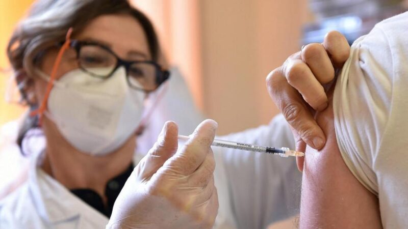 Covid, ancora 10 milioni non vaccinati: ipotesi step anche per l’obbligo