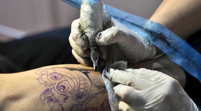 Ue, stop a inchiostri tossici: al via le nuove regole per i tatuaggi