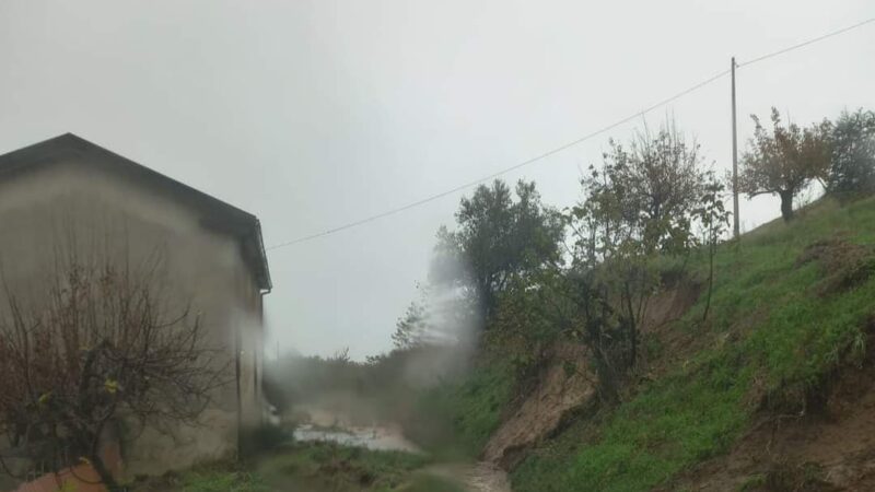 Vaccarizzo Albanese, 10 famiglie isolate per maltempo: fra­ne e smot­ta­men­ti, mez­zi co­mu­na­li e im­pre­se a la­vo­ro