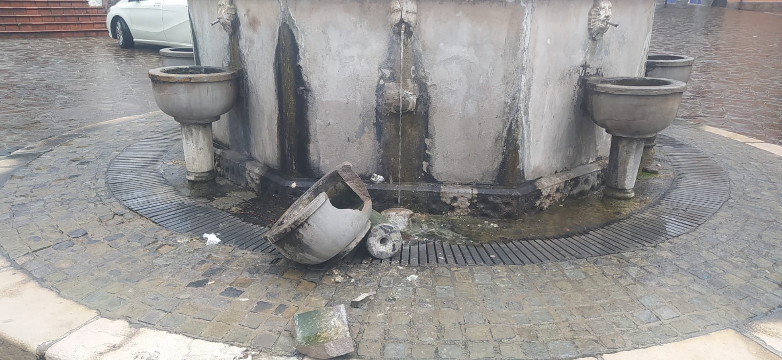 Raid vandalico a Cassano allo Ionio, distrutta una vasca della “Fontana dell’acqua solfurea”