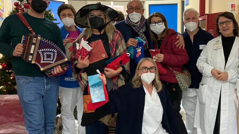 Cosenza, “Una vecchietta in corsia per regalare sorrisi”: il reparto di oncologia è stato allietato dall’inaspettato arrivo della Befana