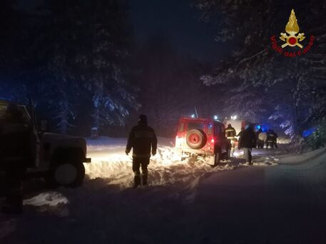 Maltempo: escursionisti bloccati dalla neve nel cosentino, soccorsi dai vigili del fuoco.